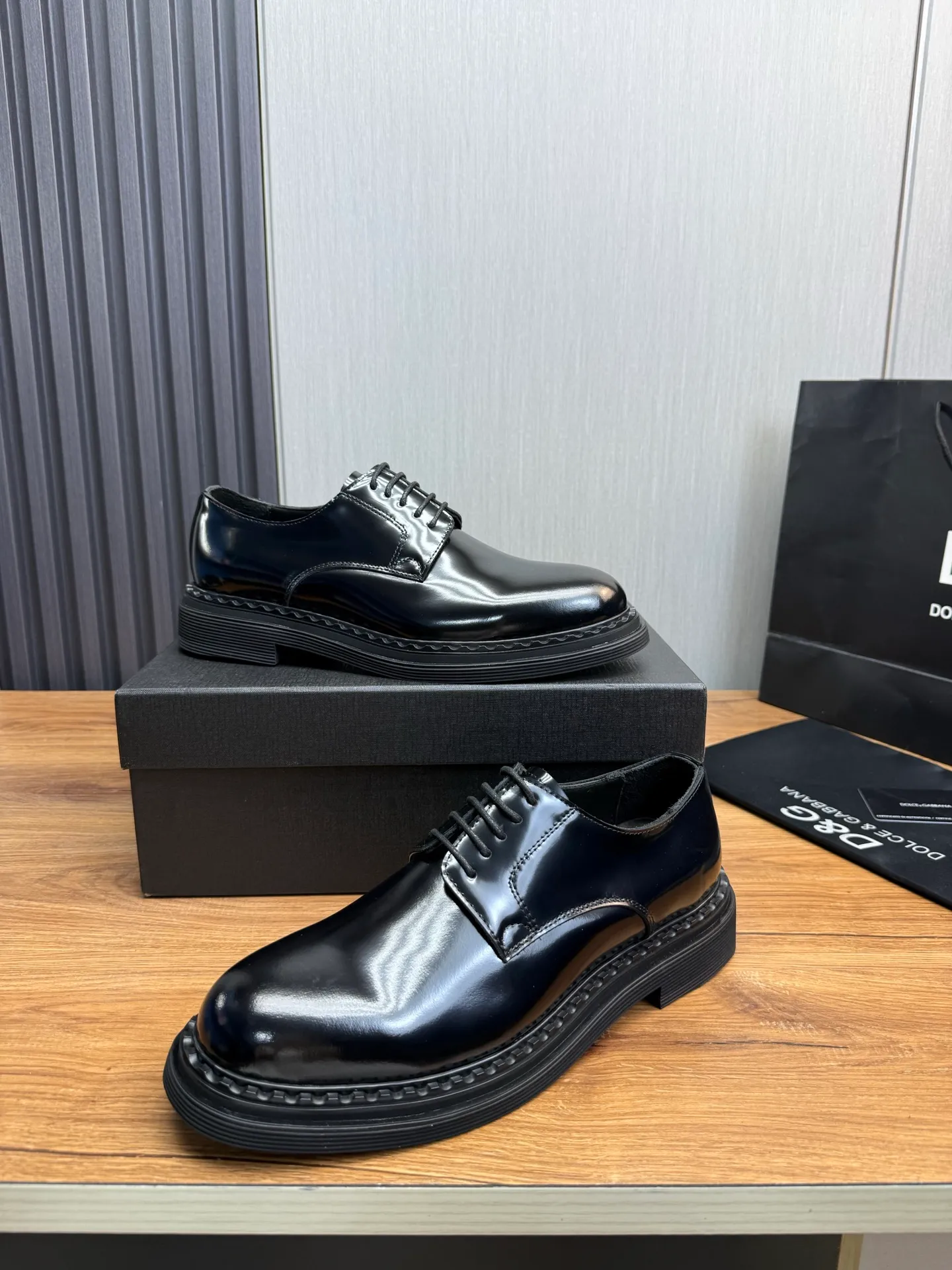 Men's shoes 💰900💰 DG. Men's casual lace-up leather shoes, the latest hot style 🔥 1:1 original purchase quality, top quality goods ⬆️The upper is imported open-edge beaded cowhide, cowhide, and cow suede. The hand-made three-dimensional stitching highlights the round toe design. The inner foot pads are all imported cowhide, with the original wear-resistant foam outsole, matching code 39-44, (38, 45 custom-made, non-returnable)